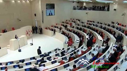 В парламенте Грузии азербайджанцы дали бой армянам - Видео