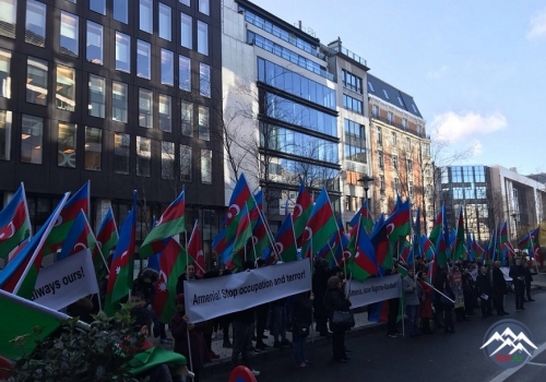Azerbaycanlilar Brusselde etiraz aksiyasi kecirib