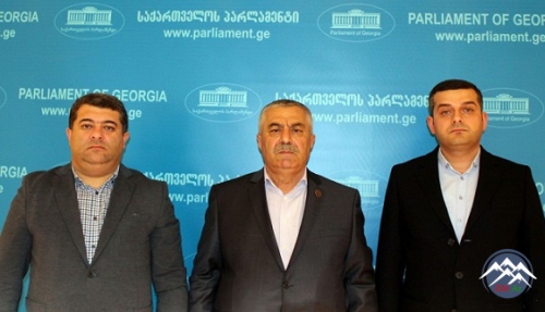 Gürcüstanın hakim partiyasından olan deputatlar Axalkalakidə erməni terrorçuya abidə qoyulmasına etiraz edirlər